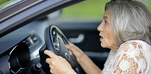 Bild zu Fahrtauglichkeit ... - ... sinkt bei Demenz und Parkinson