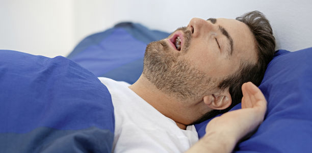 Bild zu Therapieoptionen bei Schlafapnoe - Bissschiene, Atemmaske oder Op.