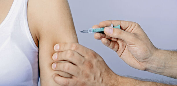 Bild zu Schwellung, Rötung, Schmerzen - Sind Impfreaktionen vorhersehbar?
