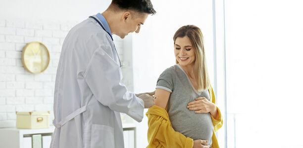 Bild zu Impfen in der Schwangerschaft - Risiken für Mutter und Kind verringern 