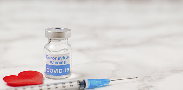 Bild zu COVID-19 - Ab Ostern sollen Hausärzt:innen impfen