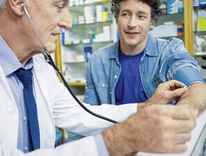 Bild zu Pharmazeutische Dienstleistungen - Apotheker als Hausärzte light?